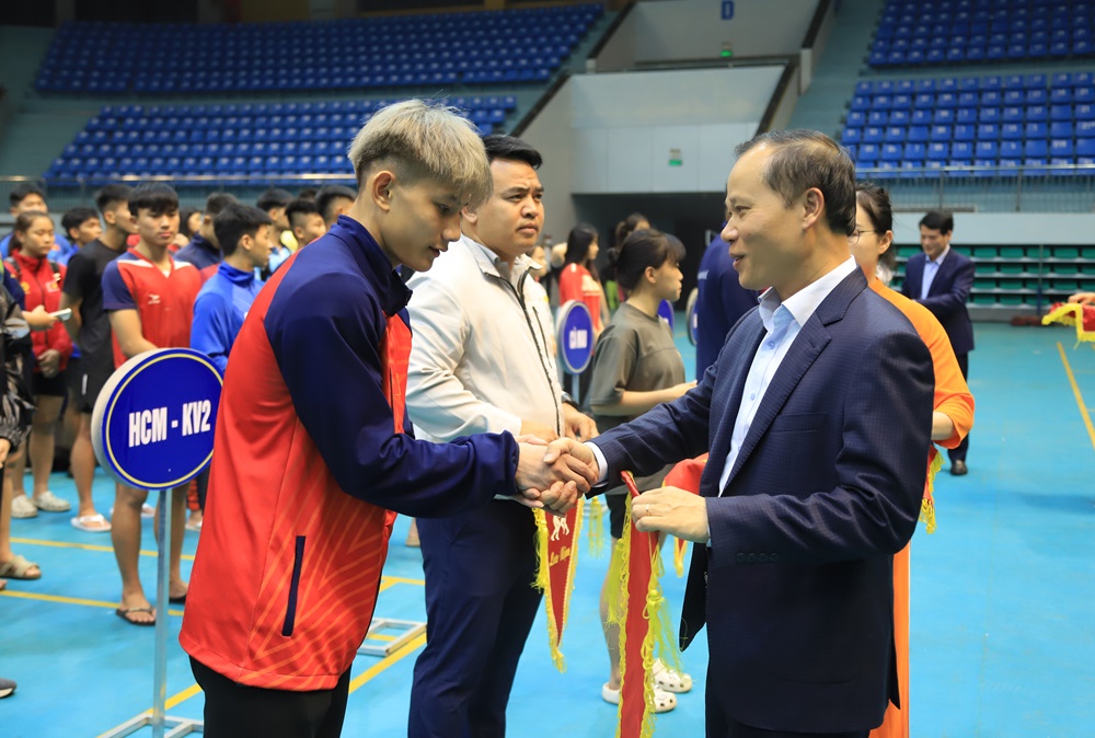 Đồng chí Mai Sơn, Phó Chủ tịch Thường trực UBND tỉnh trao Cờ lưu niệm cho các đội dự giải. Đồng chí Mai Sơn, Phó Chủ tịch Thường trực UBND tỉnh trao Cờ lưu niệm cho các đội dự giải.