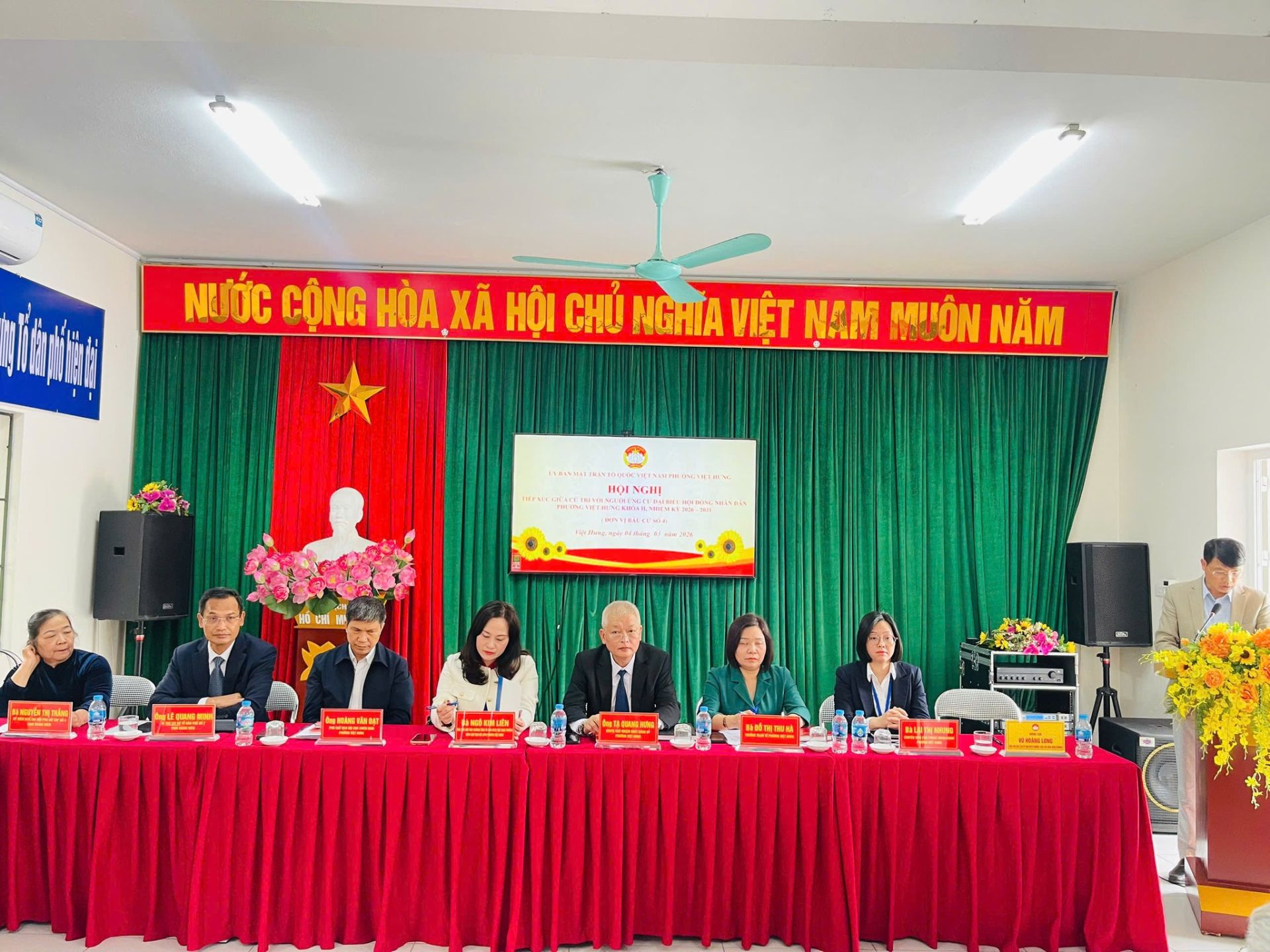 C&aacute;c ứng cử vi&ecirc;n đại biểu Hội đồng nh&acirc;n d&acirc;n phường Việt Hưng tr&igrave;nh b&agrave;y chương tr&igrave;nh h&agrave;nh động tại hội nghị tiếp x&uacute;c cử tri trước ng&agrave;y bầu cử.