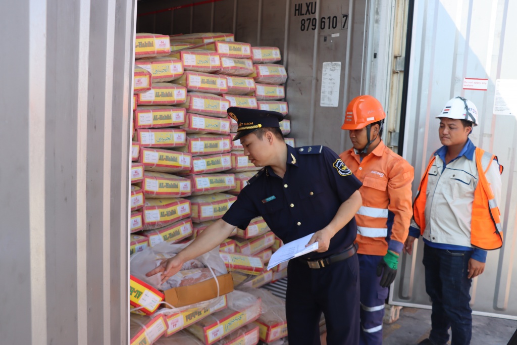 Hoạt động nghiệp vụ của c&ocirc;ng chức Chi cục Hải quan khu vực III. Ảnh: TB