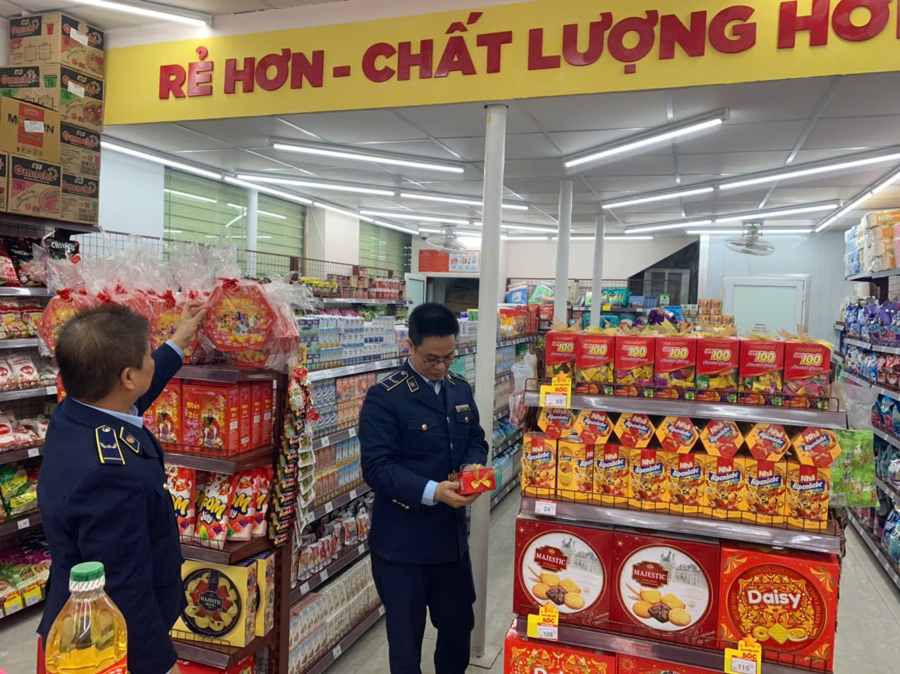 Lào Cai: Đội QLTT số 2 tăng cường đấu tranh chống buôn lậu, gian lận thương mại dịp Tết Bính Ngọ 2026