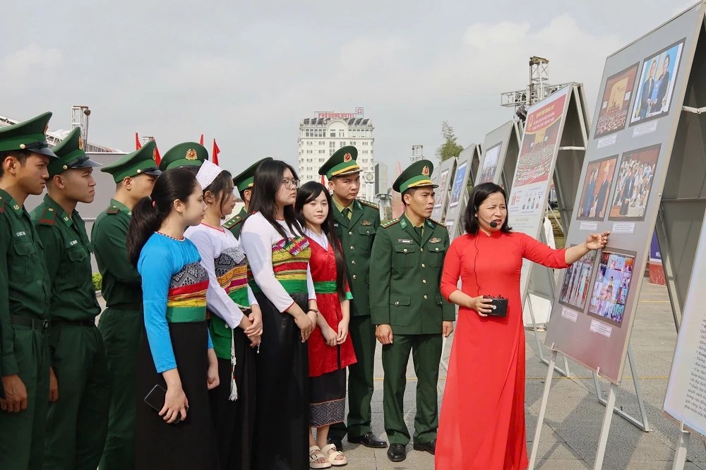 Thanh Hóa: Triển lãm tranh cổ động và ảnh tư liệu chào mừng bầu cử