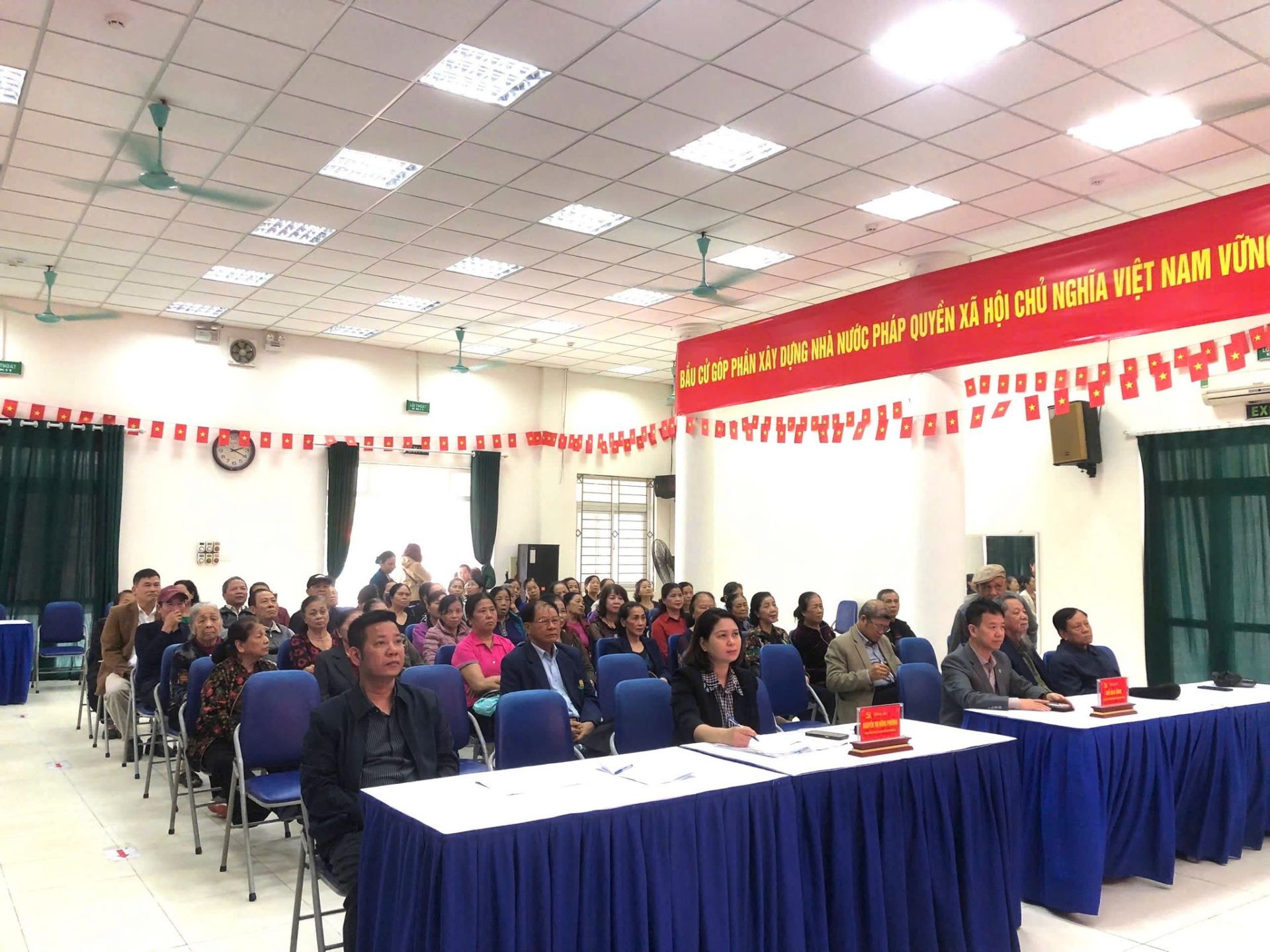 Cử tri phường Đại Mỗ (H&agrave; Nội) tham dự hội nghị tiếp x&uacute;c, lắng nghe chương tr&igrave;nh h&agrave;nh động của c&aacute;c ứng cử vi&ecirc;n đại biểu Hội đồng nh&acirc;n d&acirc;n c&aacute;c cấp nhiệm kỳ 2026&ndash;2031.