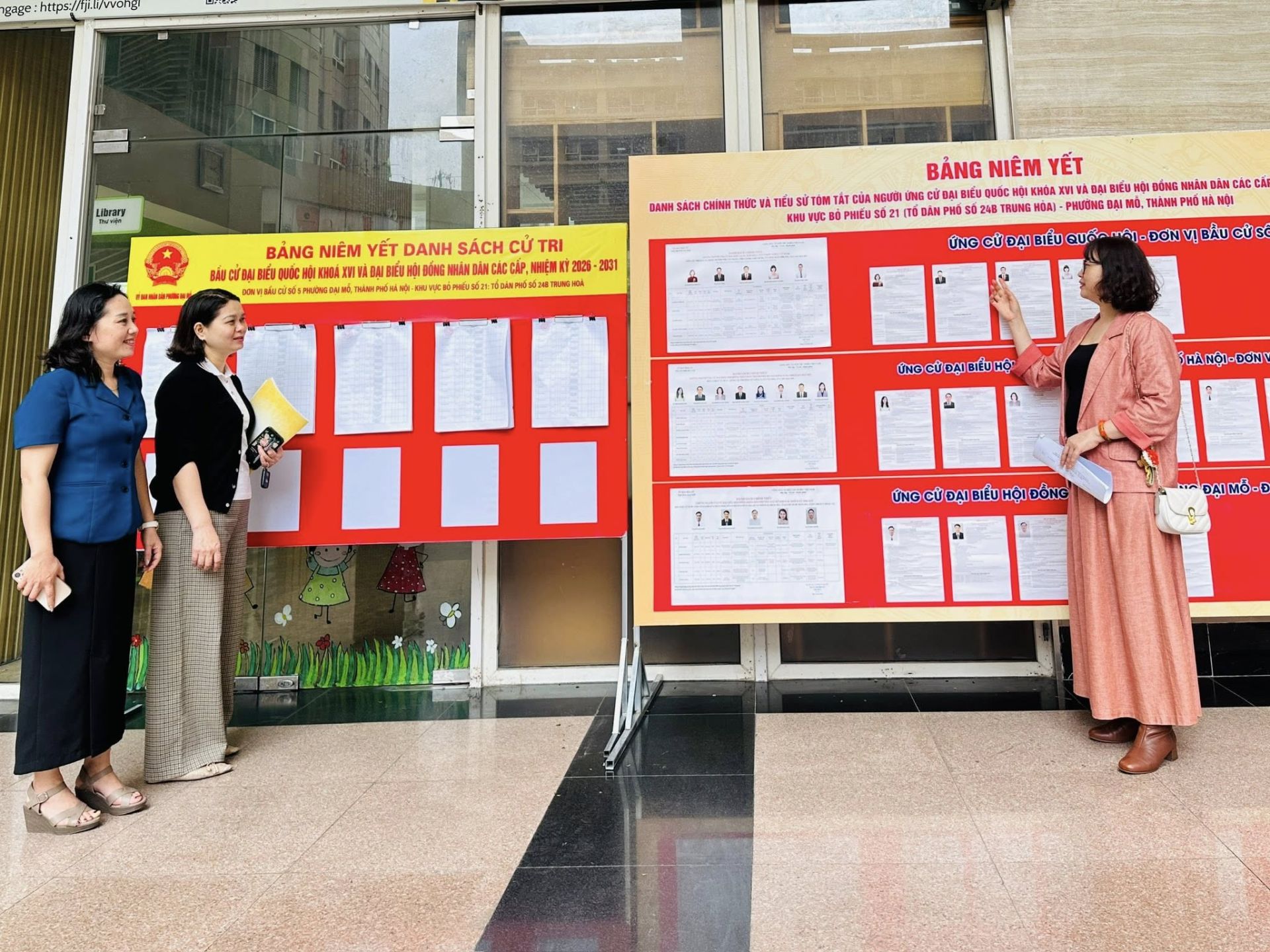 C&aacute;n bộ phường Đại Mỗ (H&agrave; Nội) kiểm tra, ni&ecirc;m yết danh s&aacute;ch cử tri v&agrave; th&ocirc;ng tin c&aacute;c ứng cử vi&ecirc;n tại khu vực bỏ phiếu phục vụ cuộc bầu cử đại biểu Quốc hội kh&oacute;a XVI v&agrave; đại biểu Hội đồng nh&acirc;n d&acirc;n c&aacute;c cấp nhiệm kỳ 2026&ndash;2031.