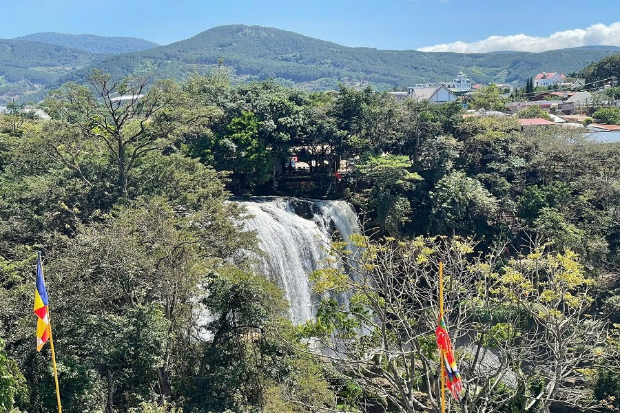 Ngắm khung cảnh h&ugrave;ng vĩ của th&aacute;c Voi ngắm từ ch&ugrave;a Linh Ẩn Tự