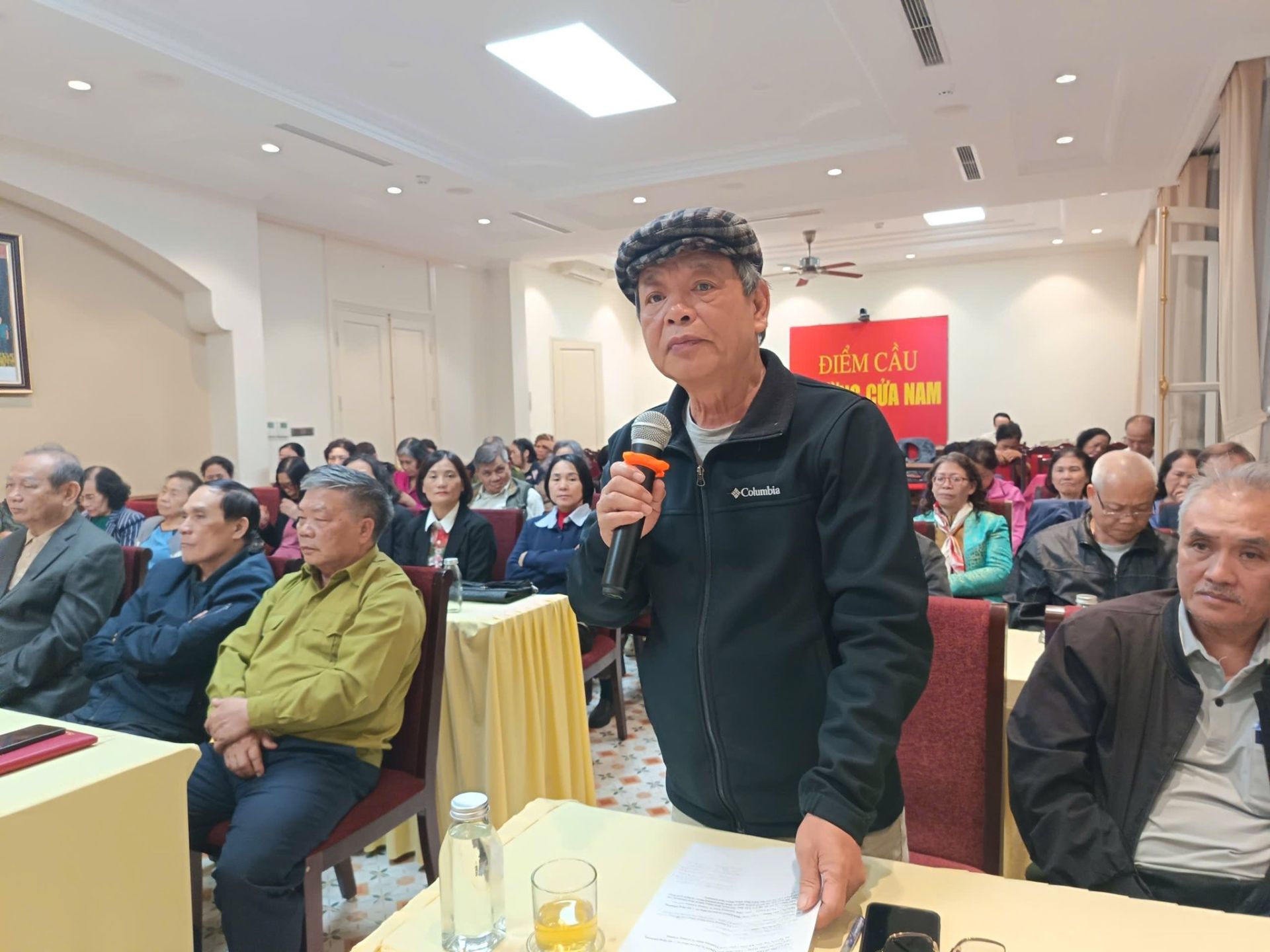 Cử tri phường Cửa Nam ph&aacute;t biểu &yacute; kiến, trao đổi trực tiếp với c&aacute;c ứng cử vi&ecirc;n tại hội nghị tiếp x&uacute;c cử tri, thể hiện tinh thần d&acirc;n chủ v&agrave; tr&aacute;ch nhiệm trước ng&agrave;y bầu cử.