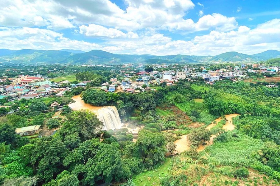 Ngắm khung cảnh h&ugrave;ng vĩ của th&aacute;c Voi ngắm từ ch&ugrave;a Linh Ẩn Tự