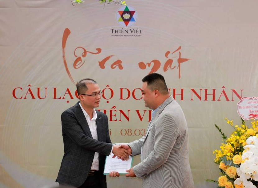 &Ocirc;ng L&ecirc; Th&aacute;i B&igrave;nh, s&aacute;ng lập Thiền Việt (b&ecirc;n phải) v&agrave; &ocirc;ng Nguyễn Duy Hiến - Chủ tịch CLB CEO Thiền Việt (b&ecirc;n tr&aacute;i)