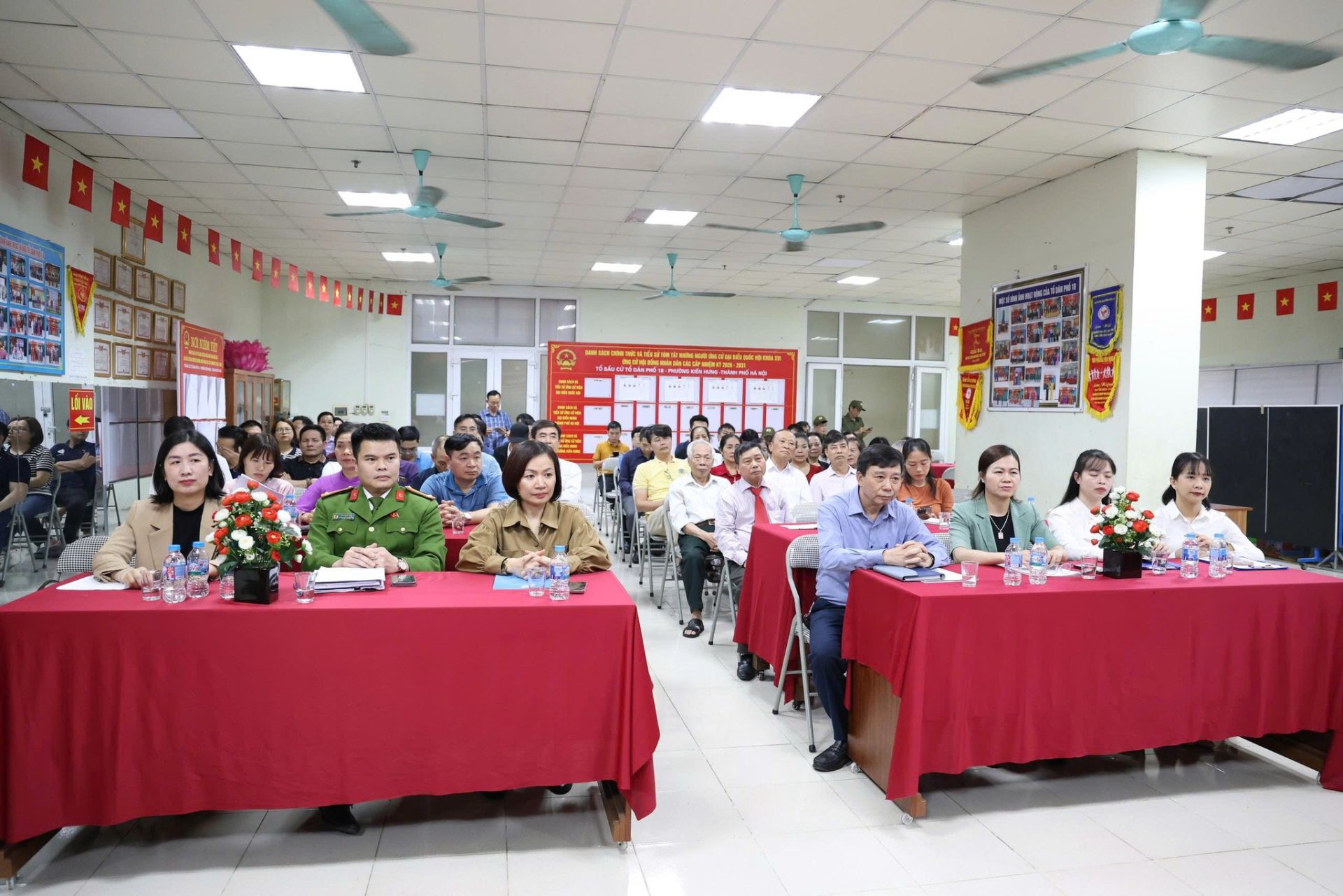 Cử tri phường Kiến Hưng ph&aacute;t biểu &yacute; kiến, trao đổi với c&aacute;c ứng cử vi&ecirc;n tại hội nghị tiếp x&uacute;c cử tri.