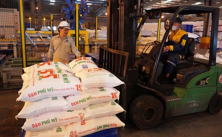 PVFCCo - Ph&uacute; Mỹ đ&atilde; cung ứng cho thị trường hơn 16,8 triệu tấn ur&ecirc;, hơn 1 triệu tấn NPK c&ugrave;ng h&agrave;ng triệu tấn ph&acirc;n b&oacute;n, h&oacute;a chất kh&aacute;c. Ảnh: PVFCCo