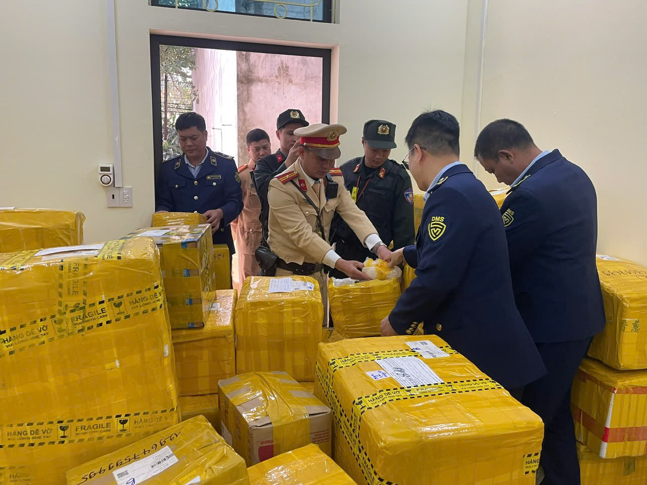 Trong đợt cao điểm, Đội QLTT số 2 đã kịp thời phát hiện và xử lý một số vụ việc điển hình như: Buôn bán, giao nhận hàng cấm là pháo nổ, kinh doanh hàng nhập lậu (hàng hóa là thực phẩm, hàng hóa thuộc danh mục cấm nhập khẩu…); phát hiện lô hàng rượu không rõ nguồn gốc xuất xứ… Trong đợt cao điểm, Đội QLTT số 2 đã kịp thời phát hiện và xử lý một số vụ việc điển hình như: Buôn bán, giao nhận hàng cấm là pháo nổ, kinh doanh hàng nhập lậu (hàng hóa là thực phẩm, hàng hóa thuộc danh mục cấm nhập khẩu…); phát hiện lô hàng rượu không rõ nguồn gốc xuất xứ…