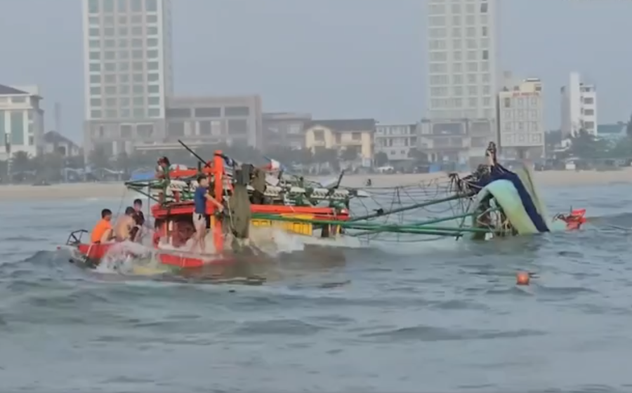 Tàu cá QB-11064 TS bị sóng đánh chìm khi đang vào cửa Nhật Lệ Tàu cá QB-11064 TS bị sóng đánh chìm khi đang vào cửa Nhật Lệ