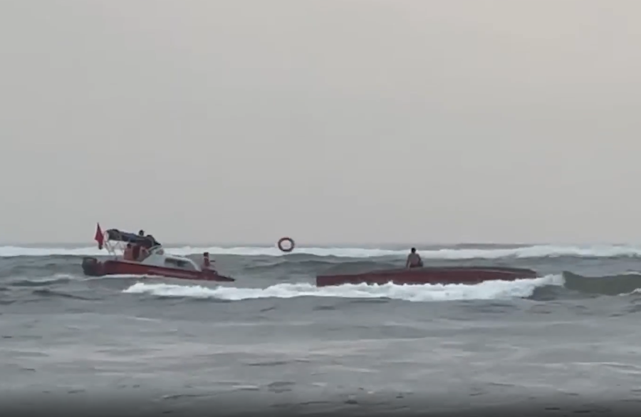 Quảng Trị: Cứu thành công 5 ngư dân bị lật tàu cá ở cửa biển Nhật Lệ