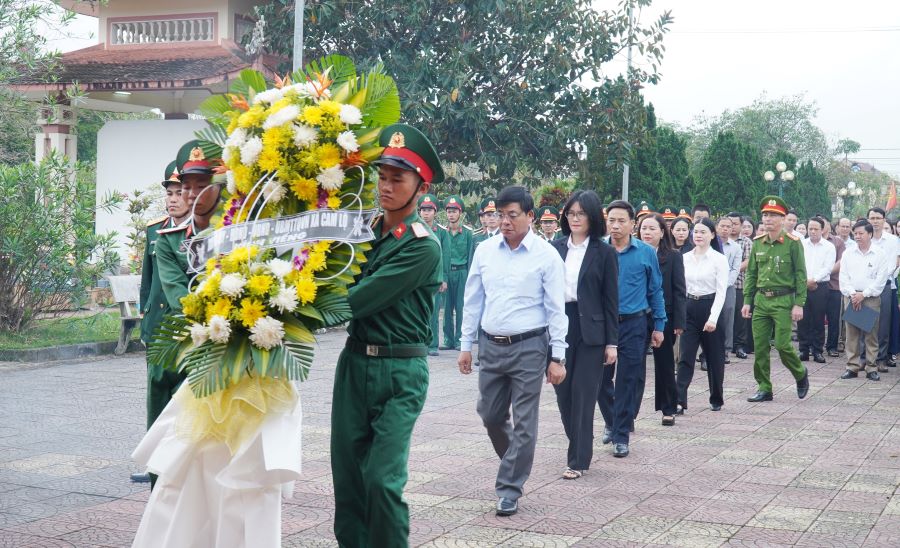 C&aacute;c đại biểu d&acirc;ng hoa, d&acirc;ng hương tri &acirc;n liệt sĩ