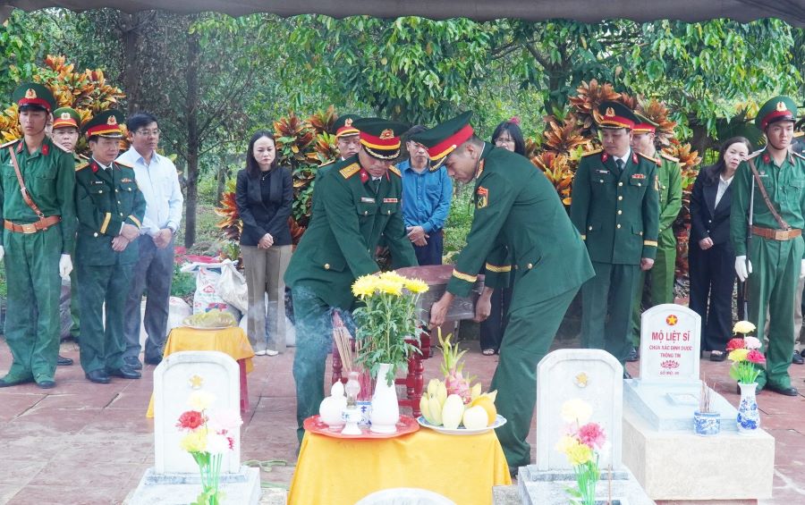 H&agrave;i cốt liệt sĩ được an t&aacute;ng tại Nghĩa trang liệt sĩ x&atilde; Cam Lộ