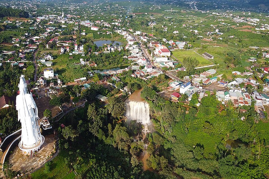 Địa danh nổi tiếng như th&aacute;c Voi v&agrave; ch&ugrave;a Linh Ẩn