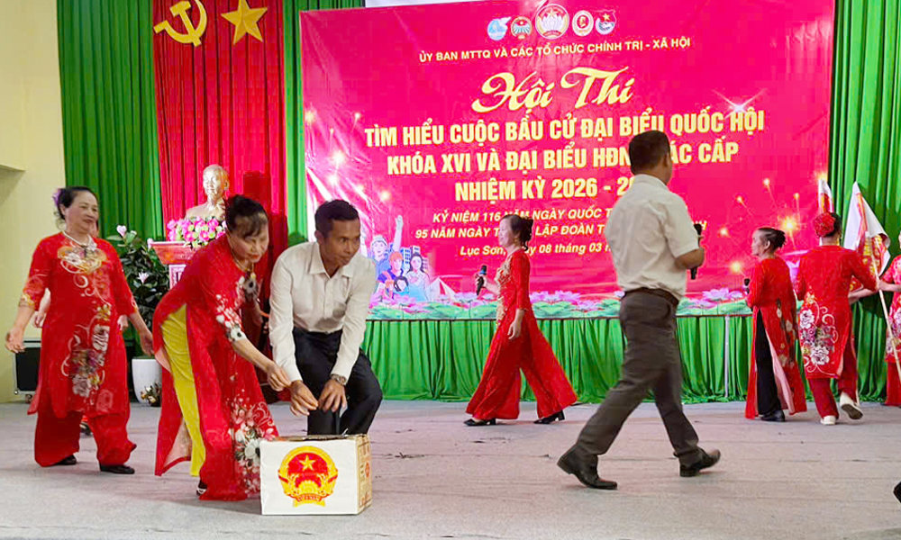 C&aacute;c th&iacute; sinh tham gia phần thi xử l&yacute; t&igrave;nh huống thường gặp về bầu cử.