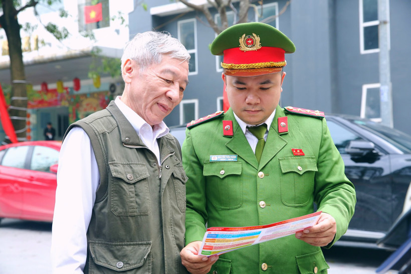 Lực lượng C&ocirc;ng an cơ sở r&agrave; so&aacute;t, cập nhật dữ liệu cử tri tại khu d&acirc;n cư tr&ecirc;n địa b&agrave;n H&agrave; Nội. (Ảnh: PV/Vietnam+)