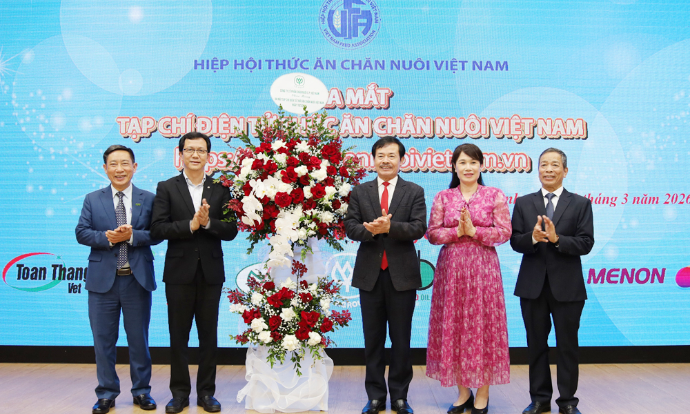 &Ocirc;ng Nguyễn Xu&acirc;n Dương, Ph&oacute; Chủ tịch Thường trực Hiệp hội Thức ăn chăn nu&ocirc;i Việt Nam (thứ ba từ phải sang) tặng hoa ch&uacute;c mừng Tạp ch&iacute; điện tử Thức ăn chăn nu&ocirc;i Việt Nam.