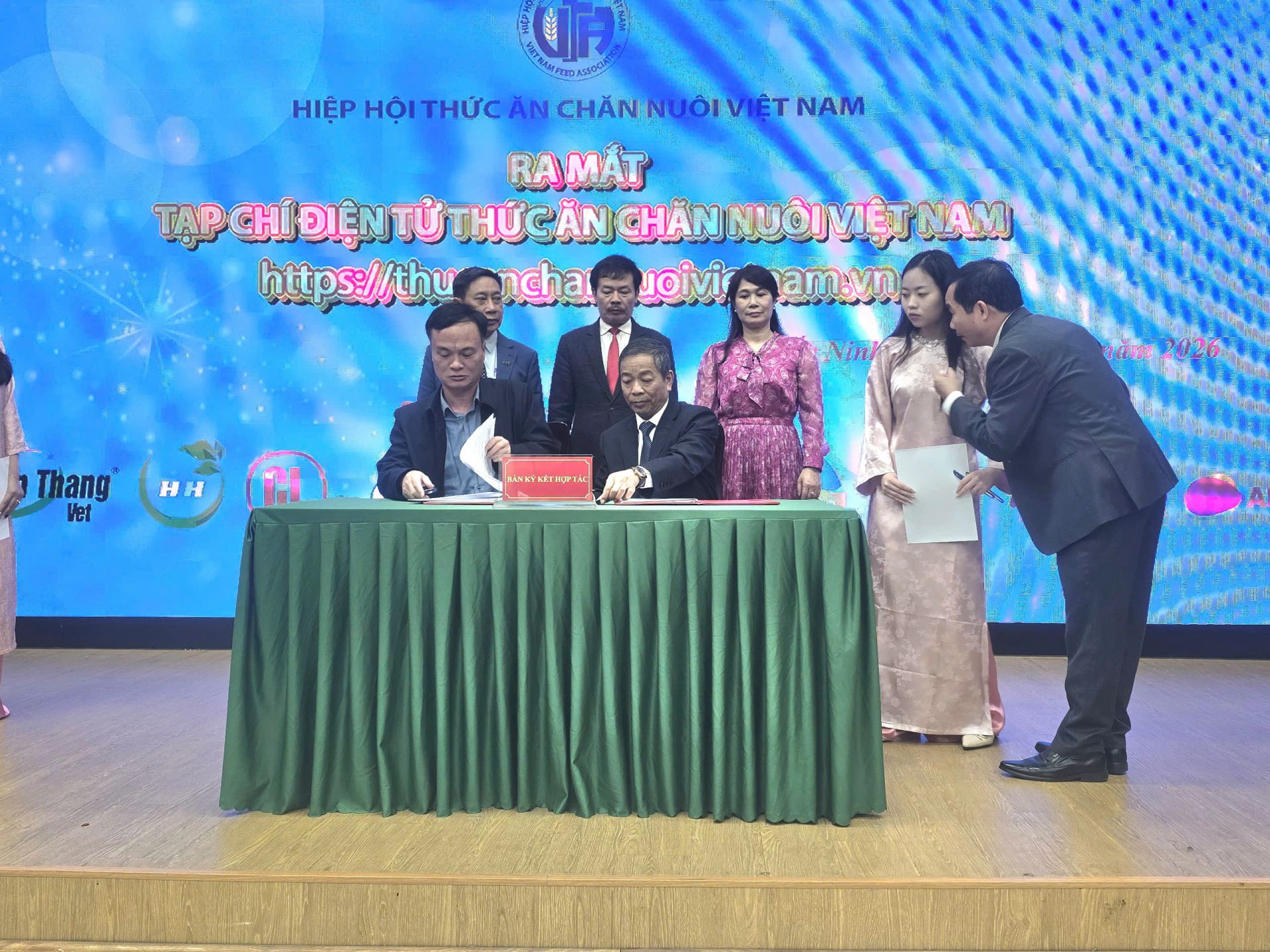 Doanh nghiệp k&yacute; kết hợp t&aacute;c với Tạp ch&iacute;.