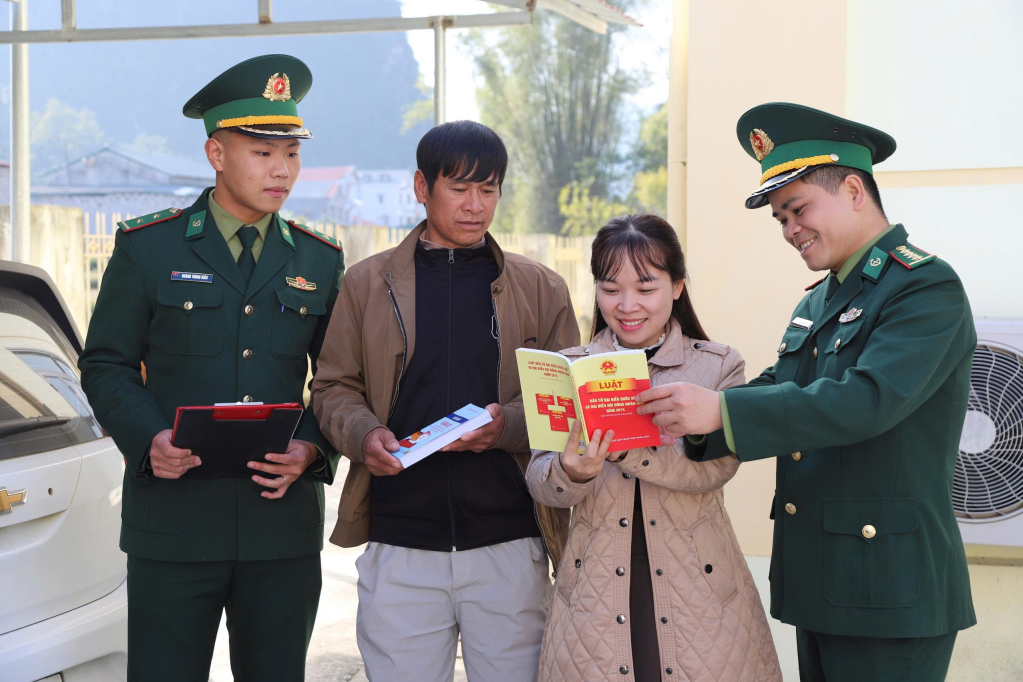 C&aacute;n bộ Đồn Bi&ecirc;n ph&ograve;ng Đ&agrave;m Thủy tuy&ecirc;n truyền, phổ biến về c&ocirc;ng t&aacute;c bầu cử cho người d&acirc;n khu vực bi&ecirc;n giới. Ảnh: KV