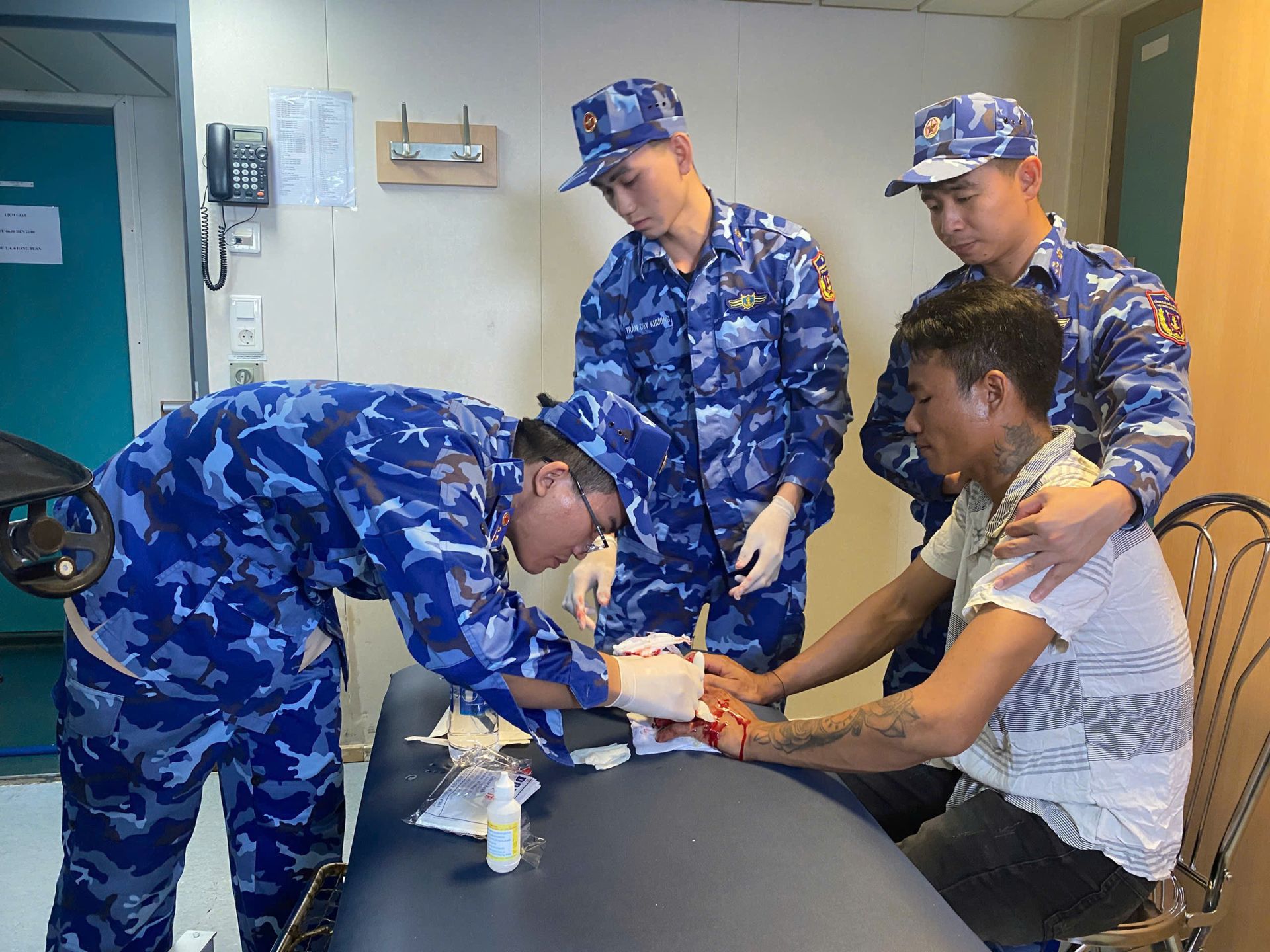 BTL Vùng Cảnh sát biển 4 kịp thời hỗ trợ y tế cho ngư dân bị tai nạn lao động trên biển