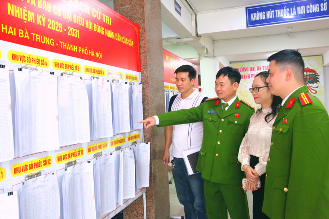 Lực lượng c&ocirc;ng an cơ sở, đặc biệt l&agrave; cảnh s&aacute;t khu vực, đ&atilde; trực tiếp xuống địa b&agrave;n cư tr&uacute;, r&agrave; so&aacute;t từng trường hợp, cập nhật th&ocirc;ng tin v&agrave; l&agrave;m sạch dữ liệu d&acirc;n cư. (Ảnh: PV/Vietnam+)