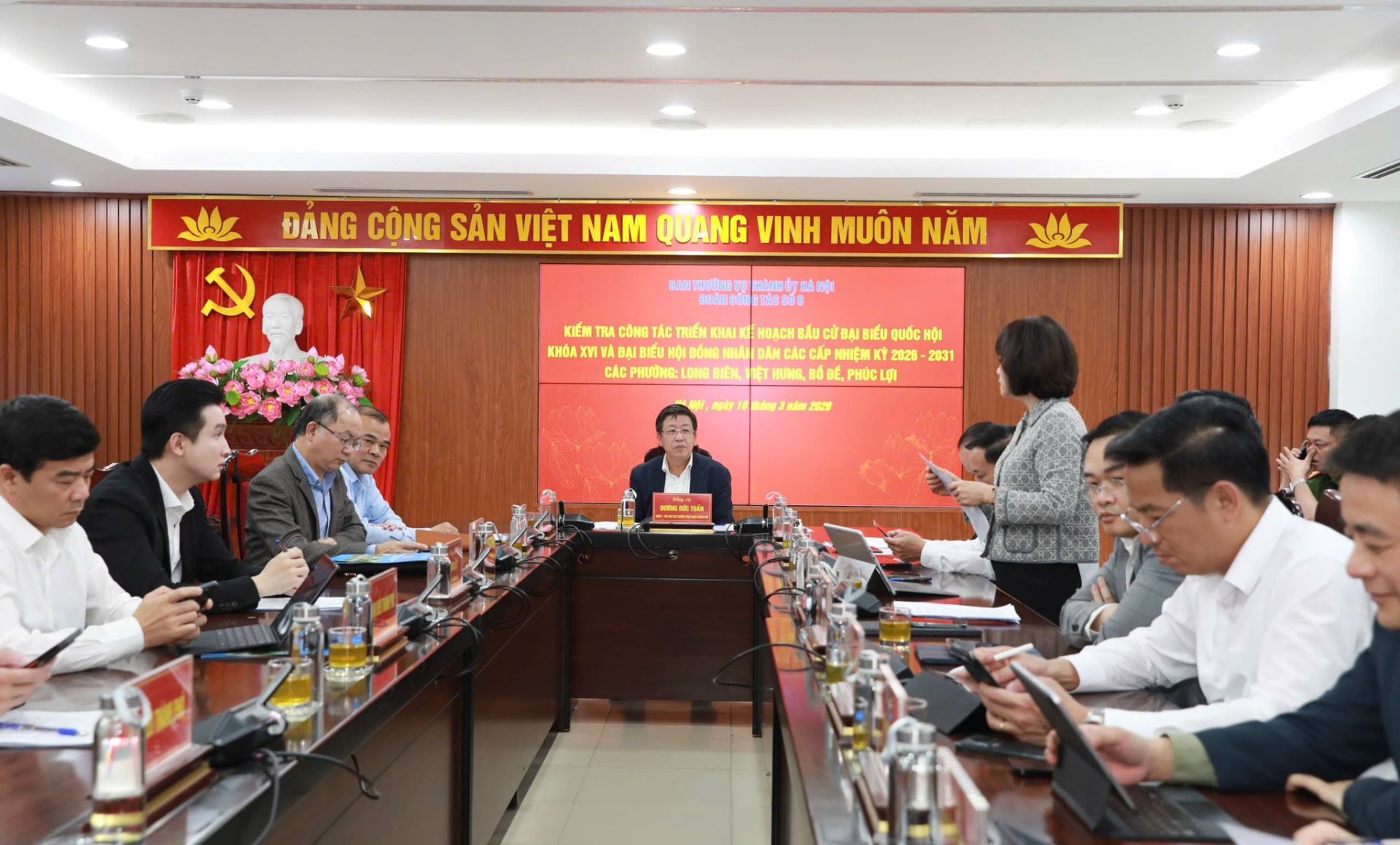 Đo&agrave;n c&ocirc;ng t&aacute;c số 8 của Ban Thường vụ Th&agrave;nh ủy H&agrave; Nội l&agrave;m việc với l&atilde;nh đạo c&aacute;c phường Long Bi&ecirc;n, Việt Hưng, Bồ Đề, Ph&uacute;c Lợi về c&ocirc;ng t&aacute;c triển khai kế hoạch tổ chức bầu cử.