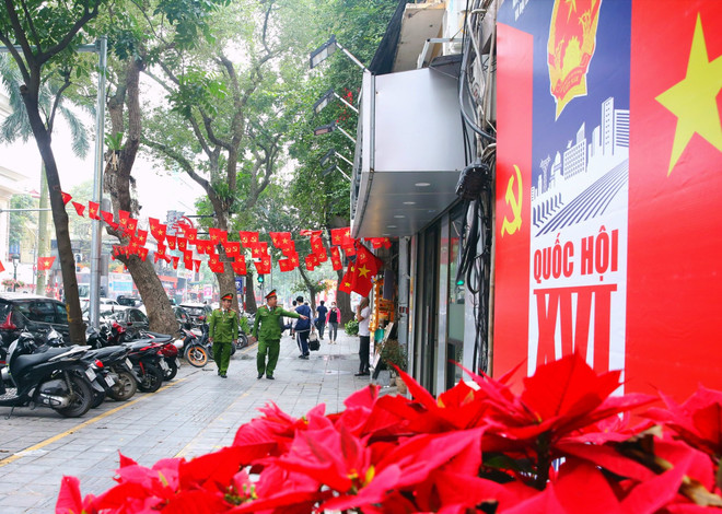 Lực lượng C&ocirc;ng an H&agrave; Nội tăng cường tuần tra, kiểm so&aacute;t, bảo đảm an ninh trật tự phục vụ cuộc bầu cử. (Ảnh: PV/Vietnam+)