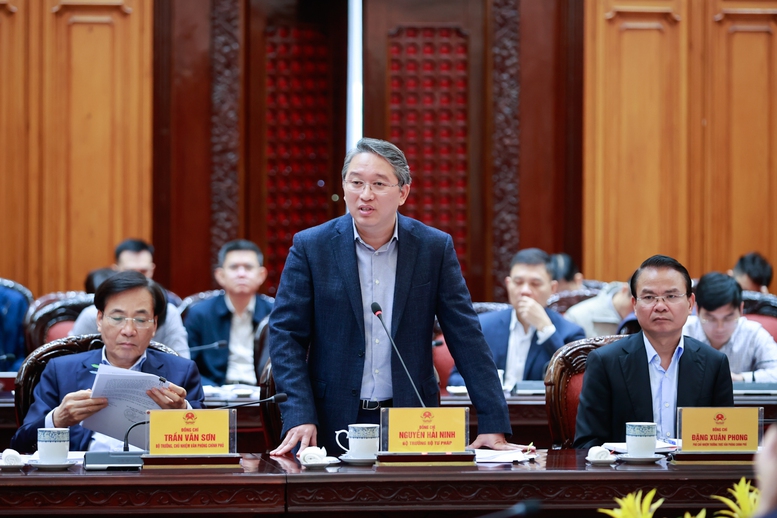 Bộ trưởng Bộ Tư ph&aacute;p Nguyễn Hải Ninh b&aacute;o c&aacute;o tại phi&ecirc;n họp - Ảnh: VGP/Nhật Bắc