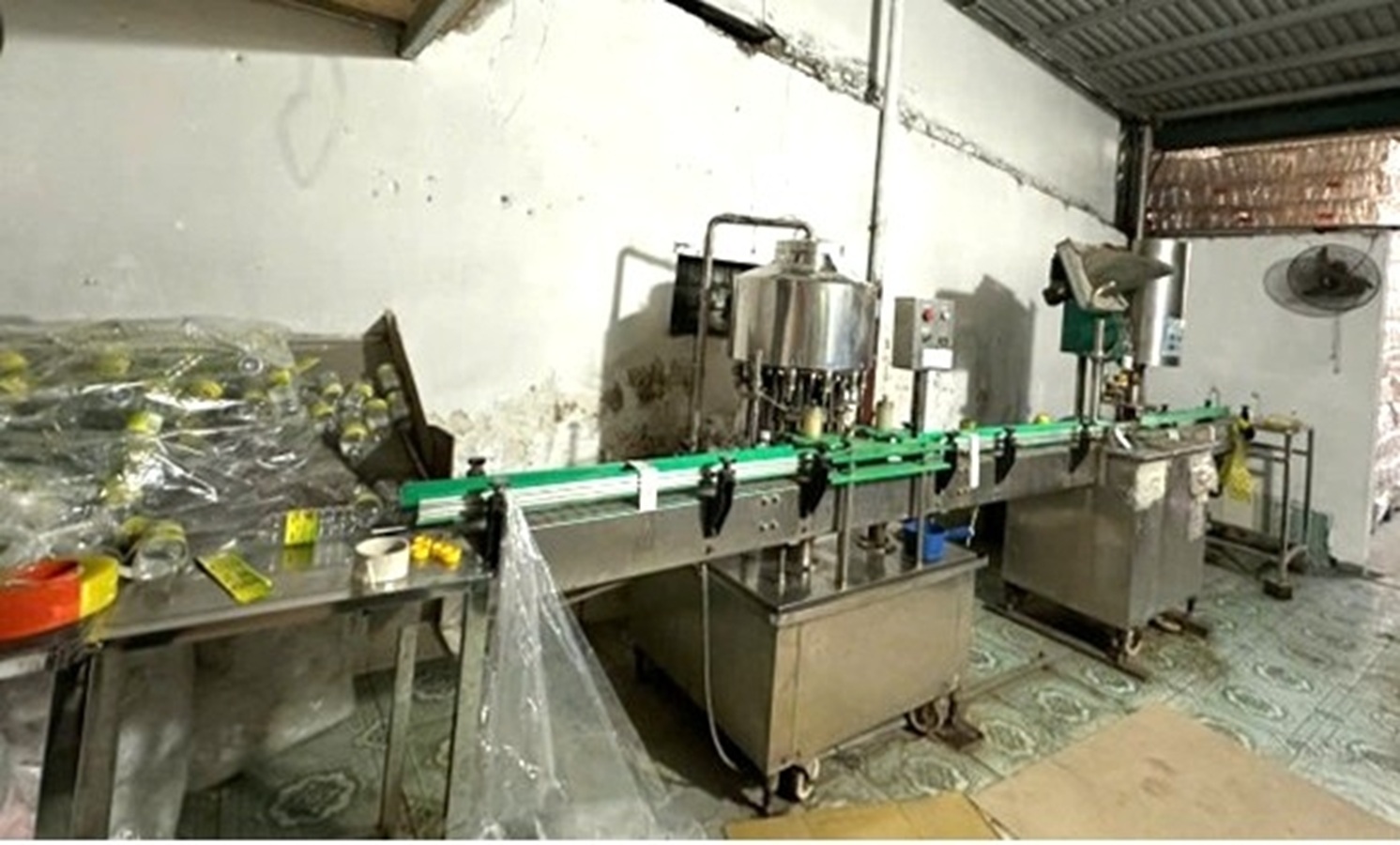 Khởi tố đối tượng pha nước lã với axit công nghiệp để sản xuất 1 triệu lít dấm giả