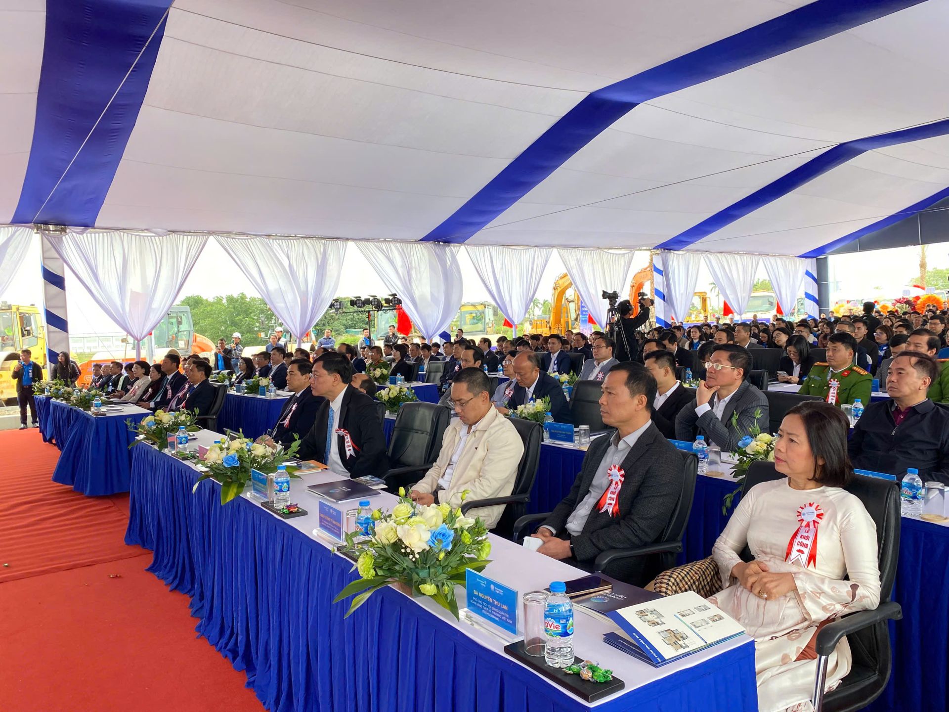 Tại buổi lễ c&oacute; c&aacute;c vị l&atilde;nh đạo tỉnh, đ&ocirc;ng đảo quan kh&aacute;ch c&ugrave;ng chứng kiến nghi thức khởi c&ocirc;ng dự &aacute;n