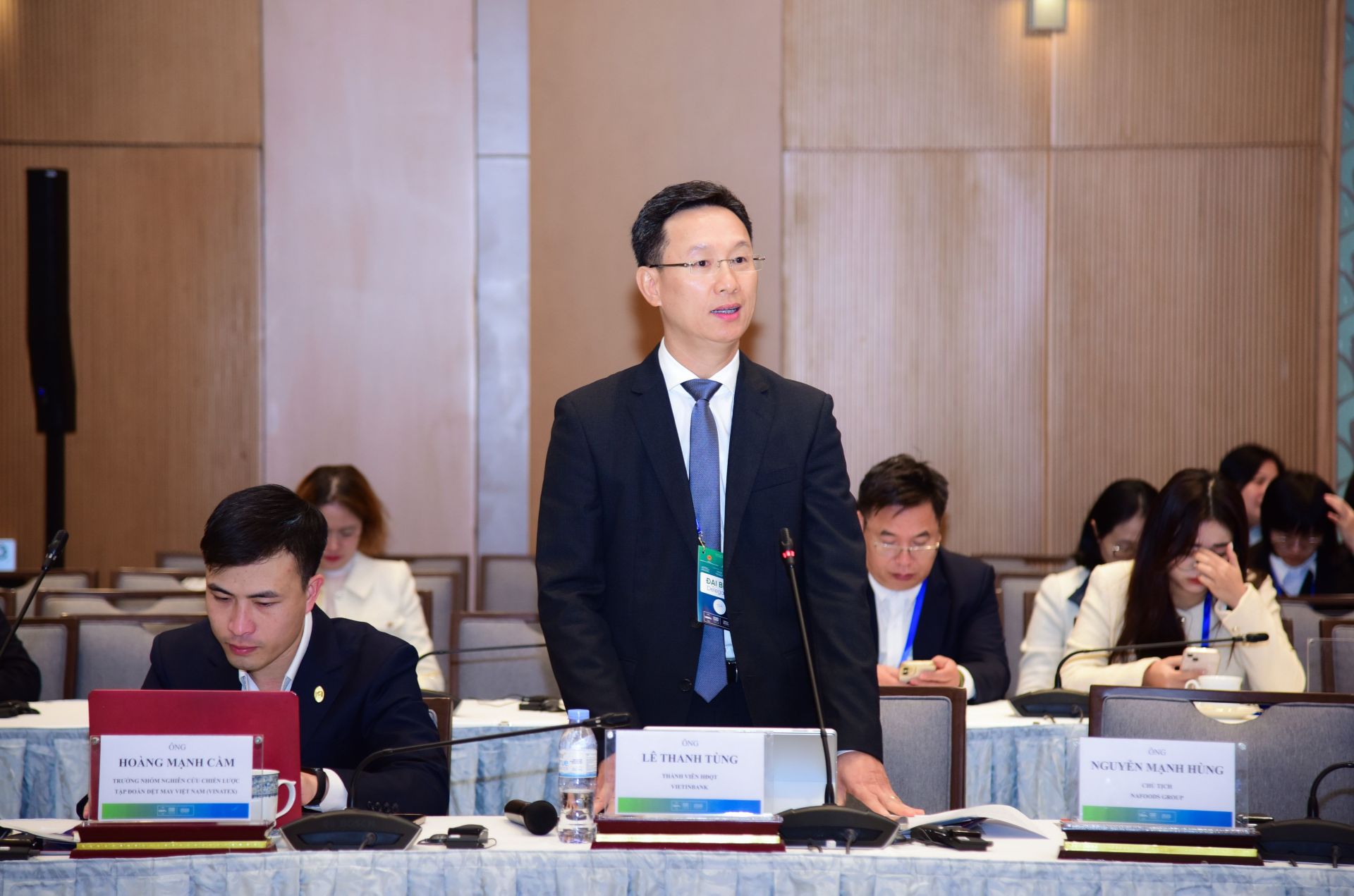 Tại Diễn đ&agrave;n Kinh tế Việt Nam 2025 - Triển vọng 2026, &ocirc;ng L&ecirc; Thanh T&ugrave;ng, Th&agrave;nh vi&ecirc;n HĐQT VietinBank đ&atilde; gửi đi th&ocirc;ng điệp: &ldquo;Chiến lược của VietinBank l&agrave; hướng tới ph&aacute;t triển an to&agrave;n, hiệu quả v&agrave; bền vững. Ch&uacute;ng t&ocirc;i x&aacute;c định chuyển đổi xanh l&agrave; một trong những chiến lược quan trọng gi&uacute;p VietinBank đạt được mục ti&ecirc;u n&agrave;y&rdquo;.