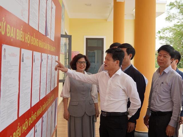 Phó Chủ tịch UBND tỉnh Lê Văn Bảo kiểm tra công tác chuẩn bị bầu cử tại đơn vị bầu cử số 4