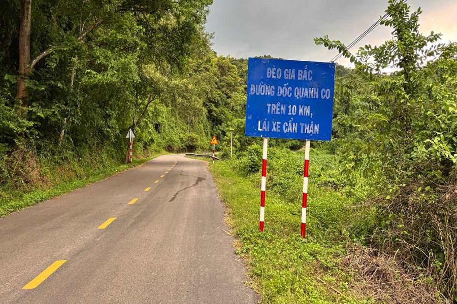 Biển b&aacute;o trước khi l&ecirc;n đ&egrave;o Gia Bắc - Quốc lộ 28, tỉnh L&acirc;m Đồng.