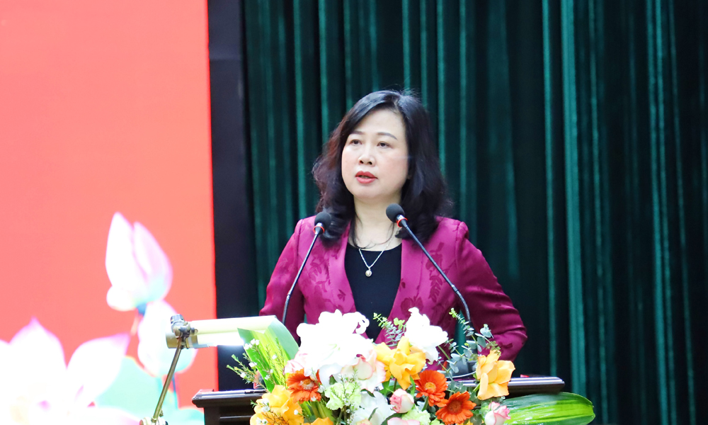 Đ&agrave;o Hồng Lan, Ủy vi&ecirc;n Trung ương Đảng, Bộ trưởng Bộ Y tế tr&igrave;nh b&agrave;y chương tr&igrave;nh h&agrave;nh động với cử tr&iacute; phường Quế V&otilde;.