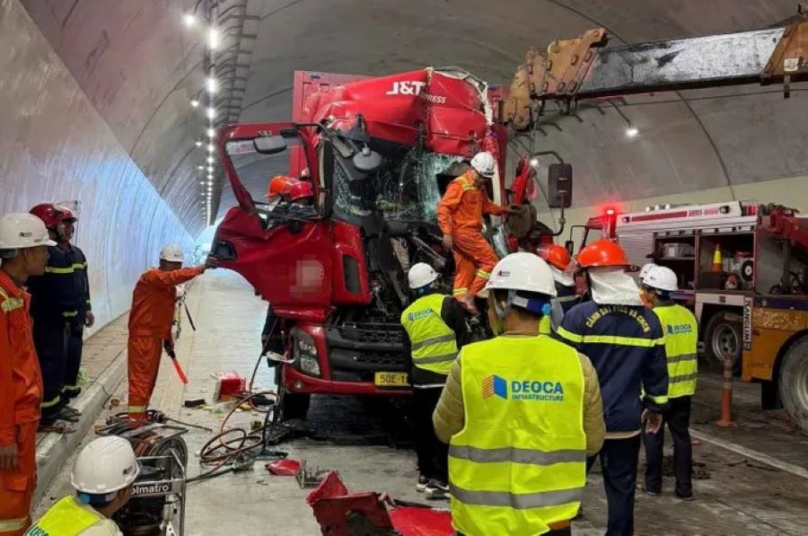 Cao tốc Vũng Áng - Bùng ùn tắc sau tai nạn liên hoàn trong hầm Đèo Bụt
