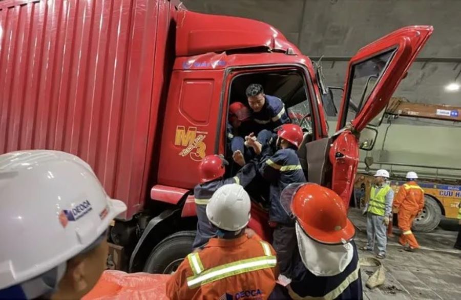 Lực lượng PCCC & CNCH khu vực Vũng &Aacute;ng phối hợp giải cứu t&agrave;i xế mắc kẹt trong cabin xe
