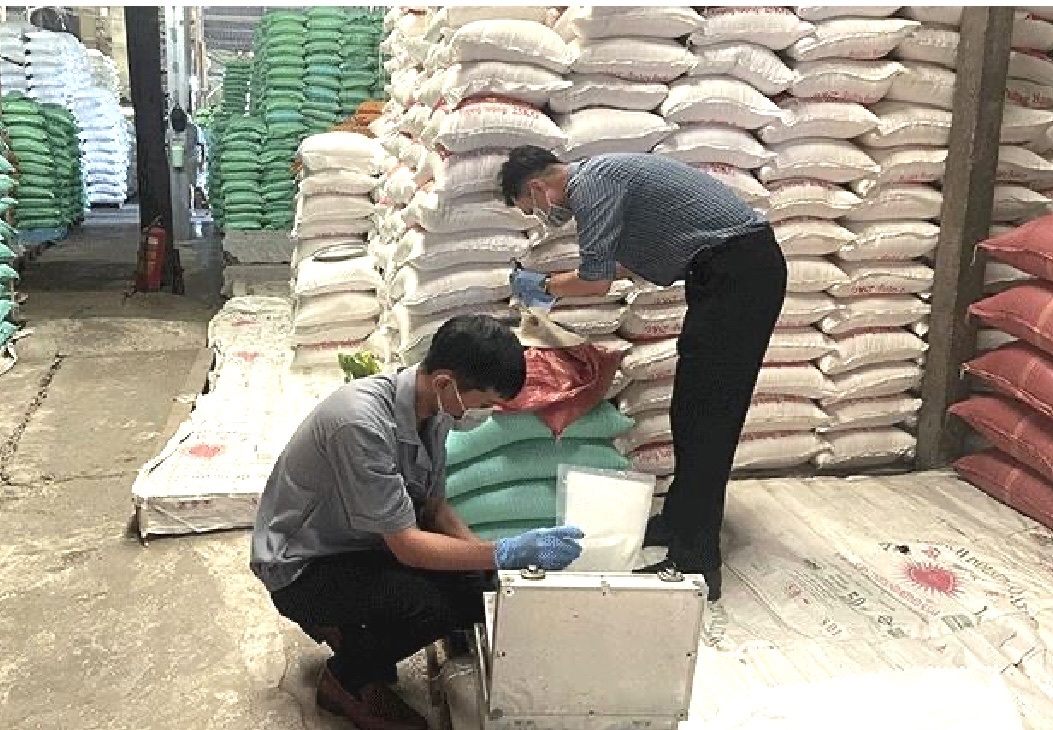 Cơ quan chức năng kiểm tra ph&aacute;t hiện gạo giả thương hiệu