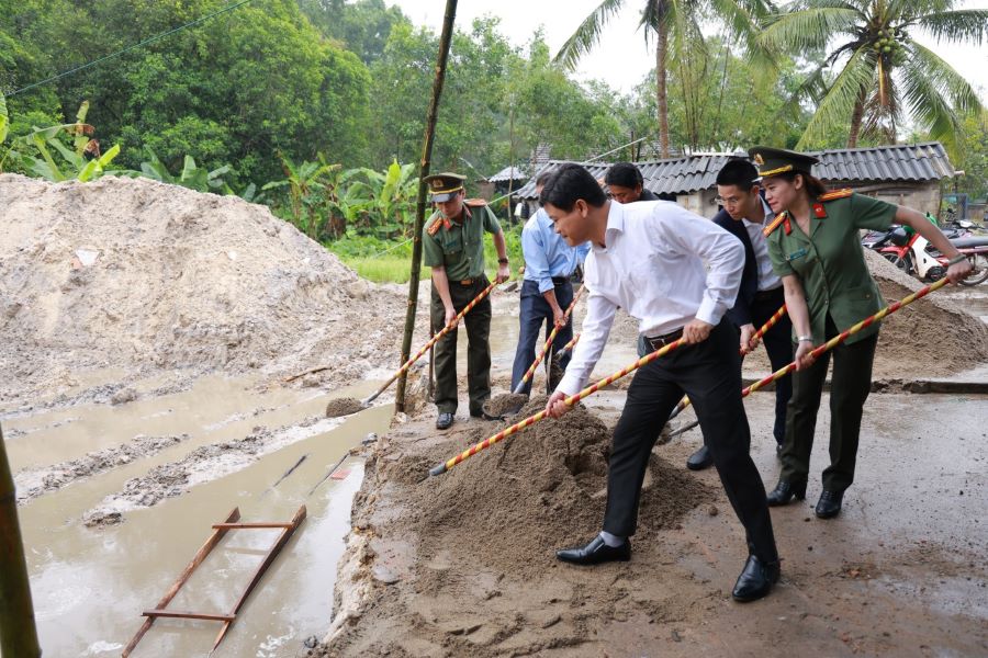 C&aacute;c đại biểu thực hiện nghi thức khởi c&ocirc;ng nhà tình nghĩa cho gia đình mẹ Nguy&ecirc;̃n Thị Thẻn