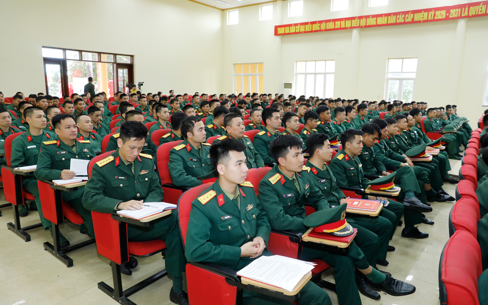 Cử tri Sư đo&agrave;n 325 dự hội nghị.