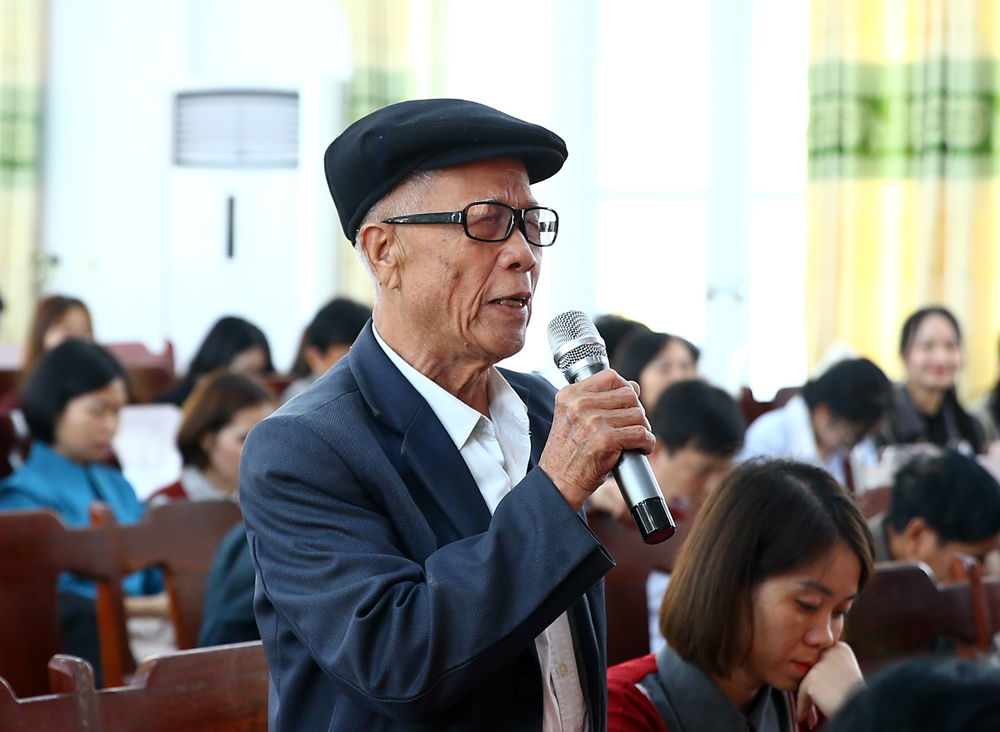 Cử tr&iacute; x&atilde; Ngọc Thiện ph&aacute;t biểu tại buổi tiếp x&uacute;c cử tr&iacute;.