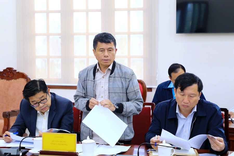 Đại diện Sở X&acirc;y dựng b&aacute;o c&aacute;o về t&igrave;nh h&igrave;nh khắc phục c&aacute;c c&ocirc;ng tr&igrave;nh giao th&ocirc;ng bị ảnh hưởng bởi thi&ecirc;n tai