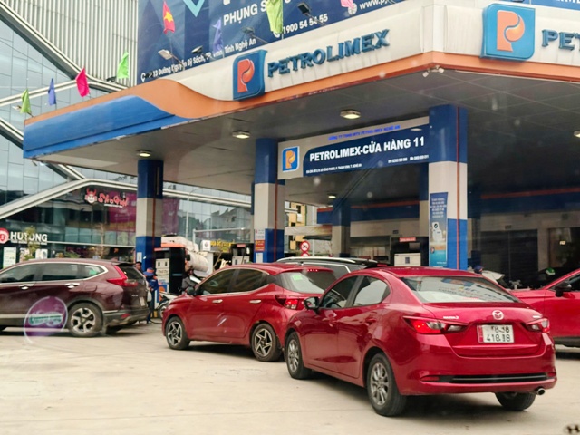 Người d&acirc;n t&acirc;p trung đổ xăng rất đ&ocirc;ng tại c&acirc;y xăng số 11 đường L&ecirc; Hồng Phong trước th&ocirc;ng tin tiếp tục c&oacute; điều chỉnh gi&aacute; v&agrave;o chiều 10/3.