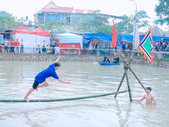 Tr&ograve; chơi d&acirc;n gian tại lễ hội.