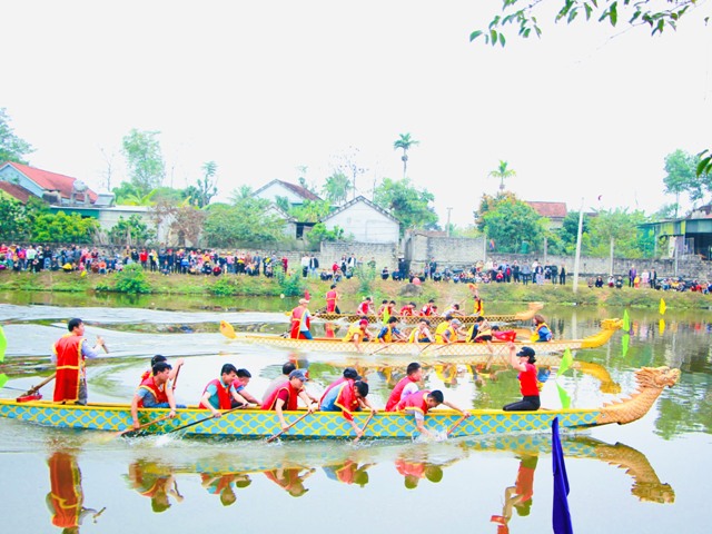 Đua thuyền tr&ecirc;n hồ Diệu Ốc.