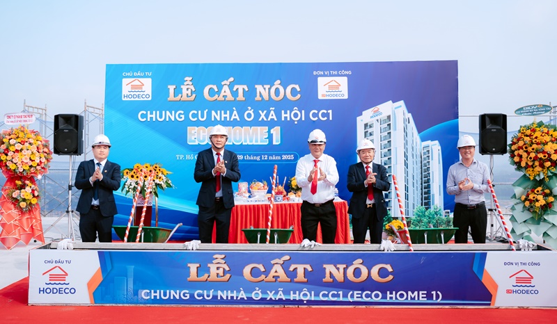 L&atilde;nh đạo đơn vị Chủ đầu tư thực hiện Lễ cất n&oacute;c dự &aacute;n v&agrave;o cuối th&aacute;ng 12/2025