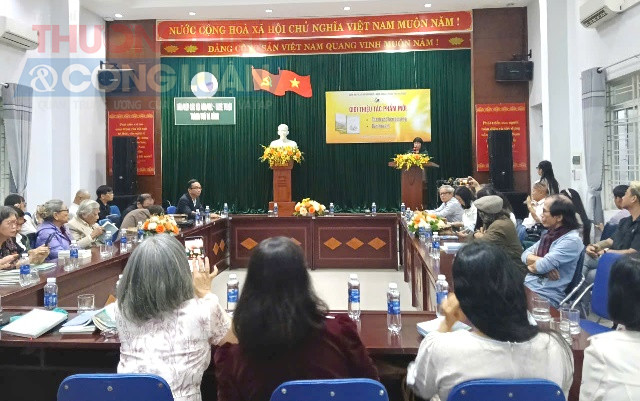 Quang cảnh buổi giới thiệu hai tuyển tập thơ &ldquo;Th&agrave;nh phố b&ecirc;n bờ s&oacute;ng&rdquo; v&agrave; &ldquo;Bản h&ograve;a &acirc;m&rdquo;.