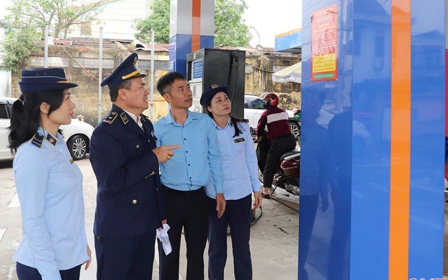 Lực lượng QLTT H&agrave; Tĩnh kiểm tra cửa h&agrave;ng xăng dầu tại x&atilde; Cẩm Xuy&ecirc;n