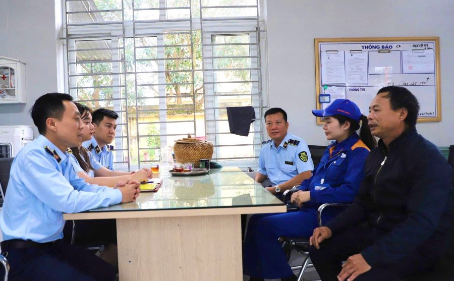 Lực lượng QLTT H&agrave; Tĩnh tuy&ecirc;n truyền, k&yacute; cam kết thực hiện c&aacute;c quy định ph&aacute;p luật về kinh doanh xăng dầu