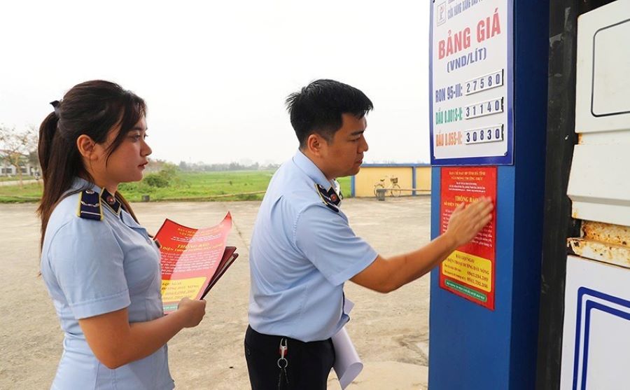 Lực lượng QLTT H&agrave; Tĩnh ni&ecirc;m yết số điện thoại đường d&acirc;y n&oacute;ng tại c&aacute;c cửa h&agrave;ng xăng dầu